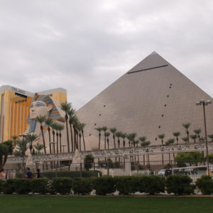 El hotel Luxor, con esfinge y pirámide