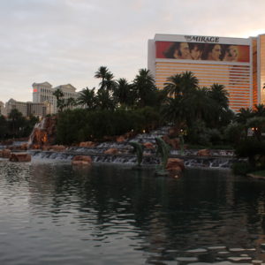 El hotel Mirage con su lago artificial y volcán