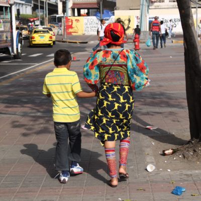 Foto robada de una mujer de la etnia Guna con la ropa tradicional de paseo por la ciudad