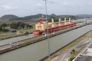Barco salir esclusa Miraflores
