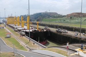 Barco entra esclusa Miraflores