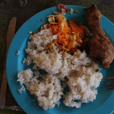 Tercera comida: arroz con coco (comida muy tradicional caribeña) y pollo frito