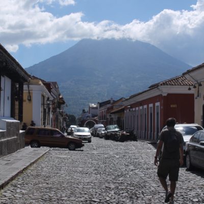 El imponente volcán Agua desde las calles de Antigua
