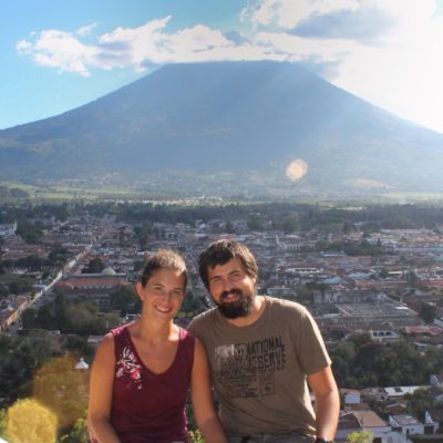 Increibles vistas de la ciudad de Antigua Guatemala y el volcán Agua desde el Cerro de la Cruz