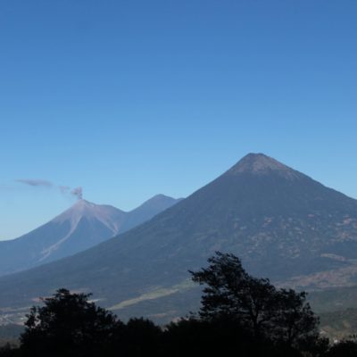 Durate toda la subida pudimos ver estos 3 volcanes: Fuego (que humea porque está activo), Acatenango y Agua