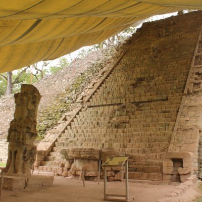 Esta gran escalinata es una de la joyas de Copán. Aunque inicialmente se podía ascender por ella, ahora no lo permiten para preservarlo mejor