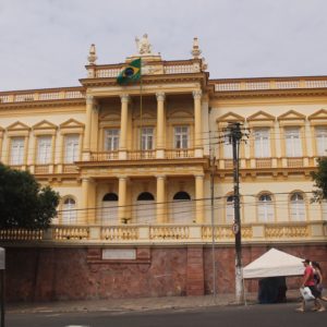 El Palacio de Justicia frente al Teatro Amazonas