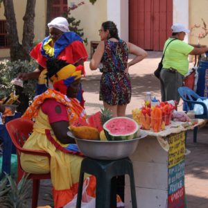 En cualquier esquina se puede comprar fruta o jugo a estas mujeres vestidas con los colores colombianos