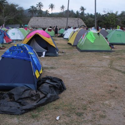 Como si de un festival se tratara, la playa del Cabo San Juan estaba abarrotada de tiendas de campaña