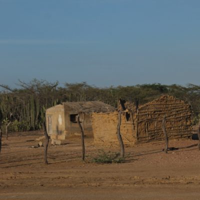 En el desierto de la Guajira nos encontramos con chavolas y pequeños pueblos por todo el camino