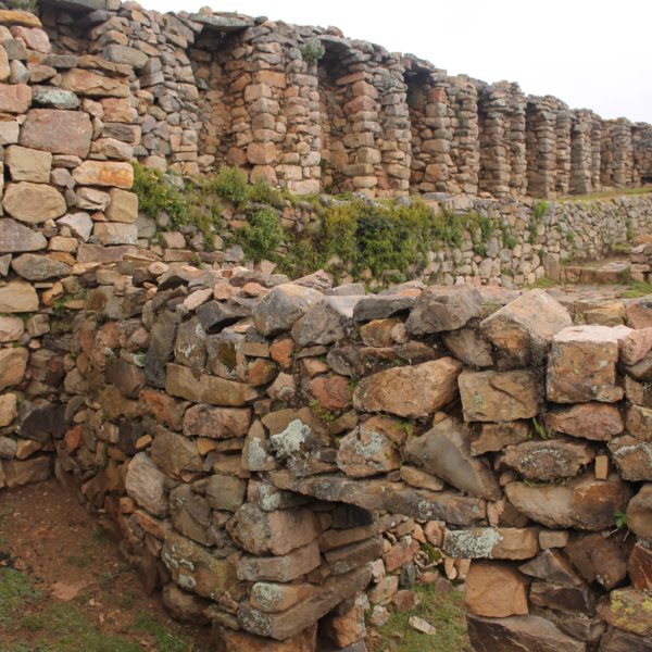 Las ruinas de Challapampa incluyen la mesa sagrada y los restos de lo que en su día fuera un pueblo