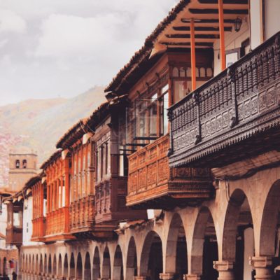 Los preciosos balcones sobre los arcos de la Plaza de Armas de Cusco