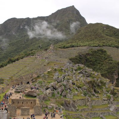 La montaña Machu Picchu es la que siempre se esconde en las fotos, la que está en el lado opuesto de Huayna Picchu
