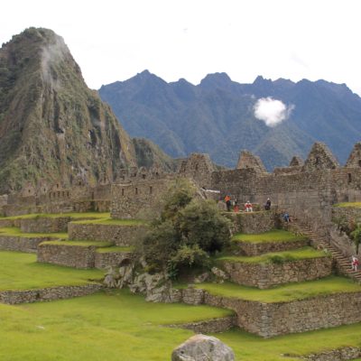 La montaña Huayna Picchu también tiene ruinas en la punta que se pueden apreciar ligeramente desde la ciudadela