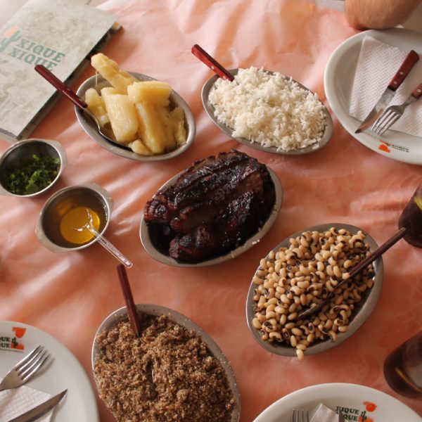 Comida típica brasileña de gran calidad: carne do sol, macaixera, paçoca, arroz, feijoada...