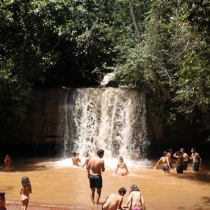 Cerca de la otra cascada, la Cachoeira do Amor permite el baño, aunque el color no es muy tentador