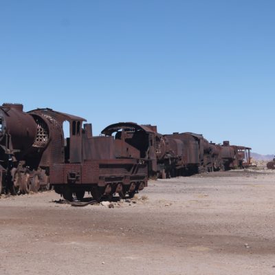 El cementerio de trenes tiene largos trenes de varios vagones