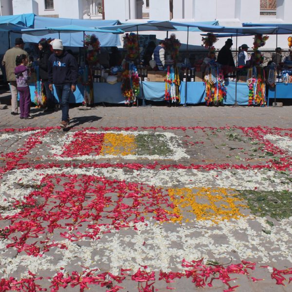 Decoraron los suelos de la procesión con mosaicos hechos con pétalos de flores