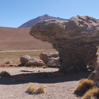 Alrededor de la laguna Cañapa se encuentran estas formaciones de restos volcánicos que parecen campañones gigantes