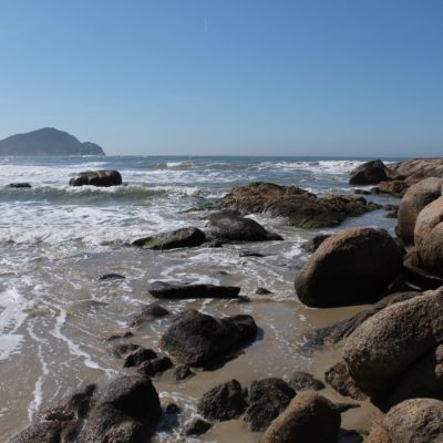 Las rocas bordean las playas que están limitadas por morros