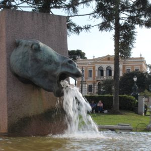 El Palacio Garibaldi y la Fonte del Cavalo Babão, una de las muchas de Curitiba