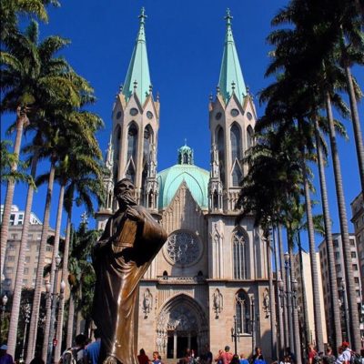 La catedral de São Paulo resulta elegante por esta avenida que tiene en frente