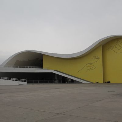 La fachada amarilla es lo más conocido del Teatro Popular Oscar Niemeyer