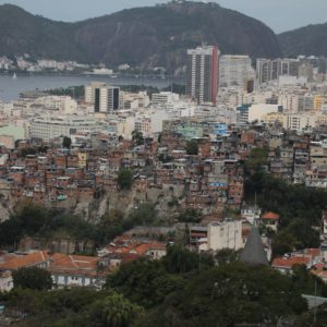Vista de una de las muchas favelas de Rio, en la mitad de la ciudad