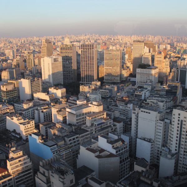 Torres, edificios, casas... La ciudad de São Paulo parece interminable desde el edificio Italia
