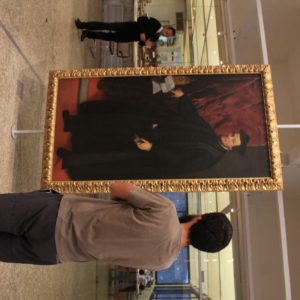 Nico, como gran experto en arte, admiraba con atención los cuadros del MASP