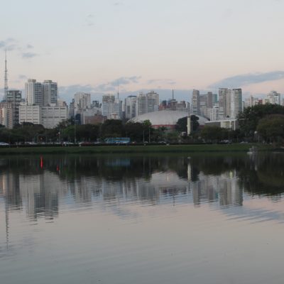 El Parque Ibirapuera está algo alejado del centro y no muy bien conectado, pero asegura la tranquilidad o actividad que busca cada uno