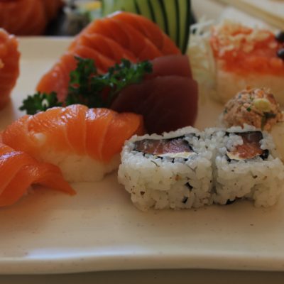 Sushi variado con pescado muy bueno