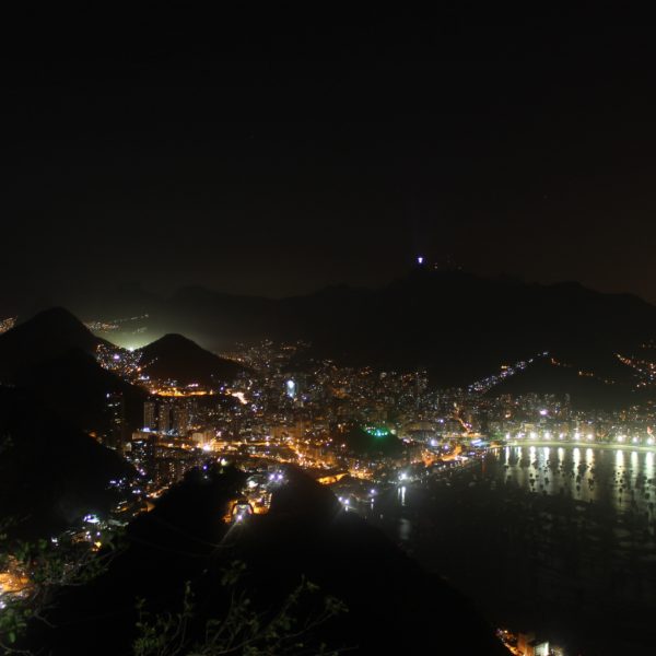 Rio de noche nos encantó: luces, montañas, bahía, Cristo...