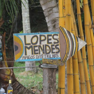 El cartel que indica el camino hacia Lopes Mendes