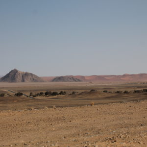 La carretera por el desierto; la primera parte está asfaltada para acceso de todo tipo de vehículos