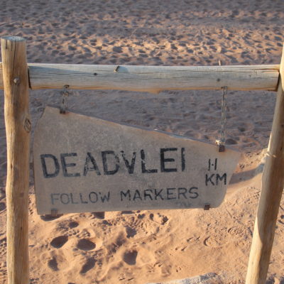 El cartel de DeadVlei, donde recomendamos más seguir a la gente y las pisadas que los "markers"