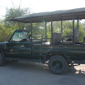Nuestro coche de safari abierto, donde además de conductor, teníamos a un guía con nosotros