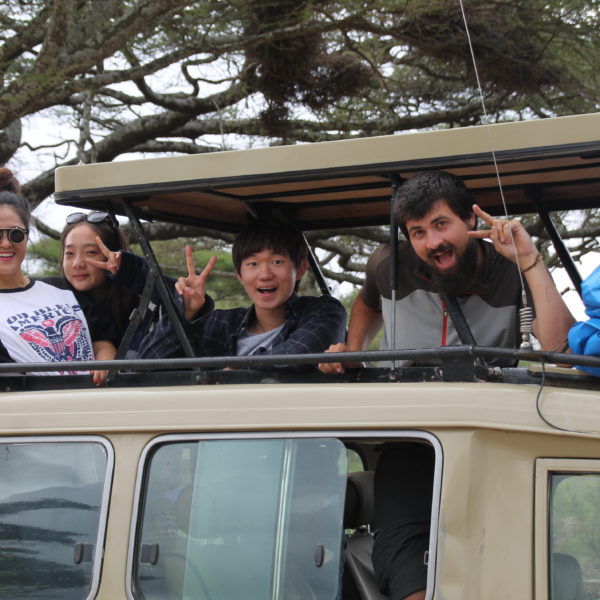 Nuestro coche de safari con techo abierto y nuestros amigos coreanos