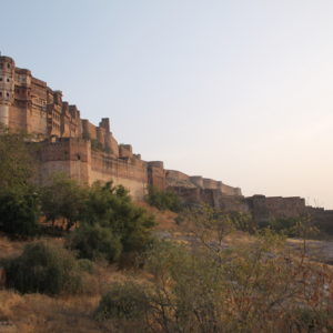 El fuerte de Mehrangarh desde fuera, combinando altas murallas y balcones de palacios
