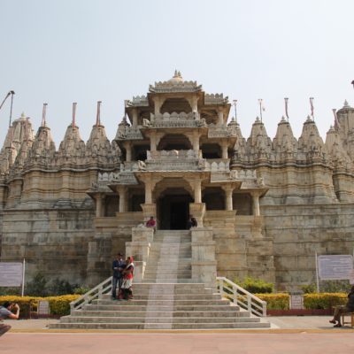 El impresionante templo de Ranakpur de frente