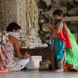 Coincidió que una familia jainista realizaba alguno de sus rituales u oraciones