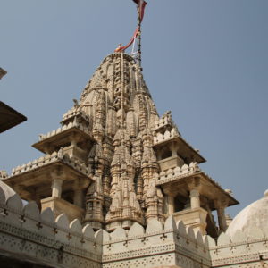 Estas pequeñas torres llenas de figuras y dibujos son una característica clásica de los templos jainistas