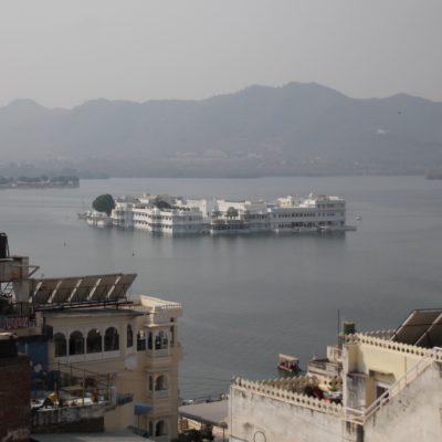 El hotel Taj Lake Palace, icono de la ciudad, visto desde la terraza de nuestro hotel