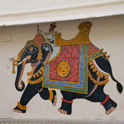 Dibujo de un maharaja sobre un elefante en el patio del palacio