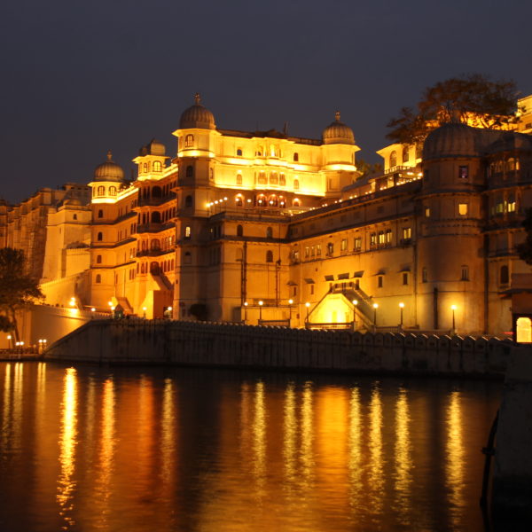 Preciosas las luces del Palacio de la Ciudad de Udaipur desde el borde del lago Pichola