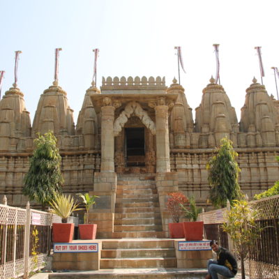 También visitamos este templo jainista dentro del fuerte, pero habíendo pasado por Ranakpur poco nos pudo sorprender