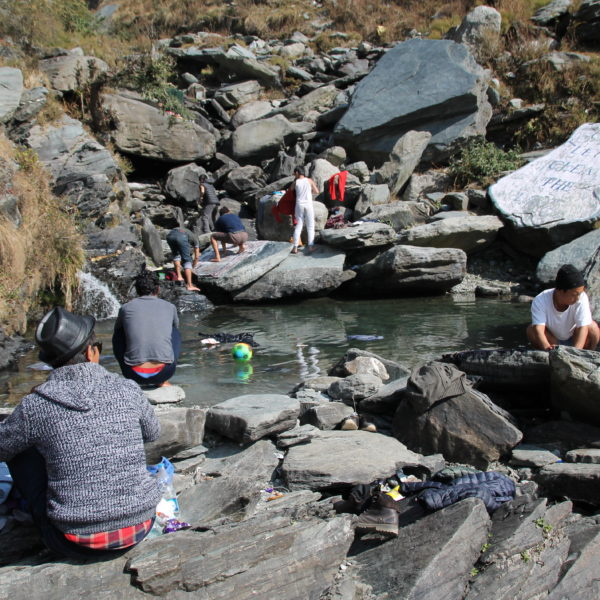 Nos encontramos a este grupo de tibetanos limpiando su ropa en esta piscina natural
