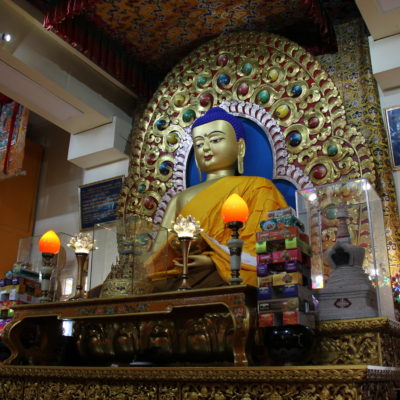 La figura central del Buda en el templo Dalai Lama