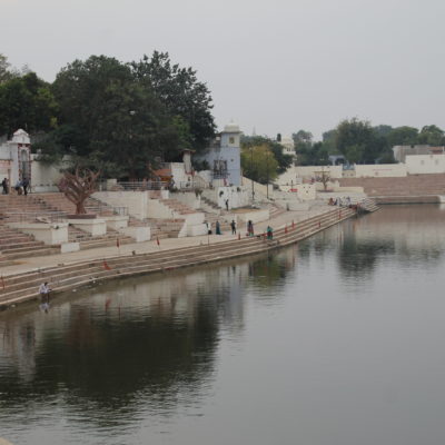 Estas escaleras alrededor de ríos y lagos se llaman ghat y son muy comunes en toda India