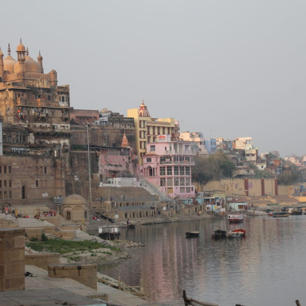 A pesar de ser una ciudad antigua, los edificios de Varanasi son relativamente nuevos, aunque no lo parezcan